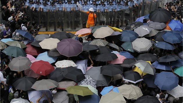 Policie v nedli odpoledne vytlaila prodemokratick aktivisty z arelu mstn vldy (28. 9. 2014).