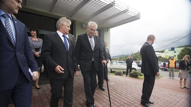 Milo Zeman na nvtv Zlnskho kraje. Pi druhm dnu si  prohldl Archeoskanzen v Modr na Slovcku, pot si ve Valaskm Mezi prohldl firmu zpracovvajc maso MP Krsno a debatoval s lidmi na ndvo kulturnho zazen.