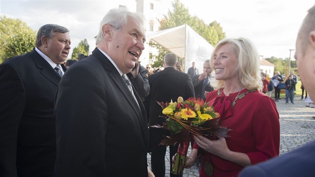 Milo Zeman na nvtv Zlnskho kraje. Pi druhm dnu si  prohldl Archeoskanzen v Modr na Slovcku, pot si ve Valaskm Mezi prohldl firmu zpracovvajc maso MP Krsno a debatoval s lidmi na ndvo kulturnho zazen.