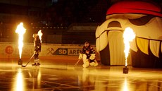 Nástup chomutovských Pirátů v domácích zápasech provází ohnivá show. Nástup chomutovských Pirátů v domácích zápasech provází ohnivá show.