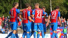 Plzeňští fotbalisté oslavují gól na hřišti Táborska. Plzeňští fotbalisté oslavují gól na hřišti Táborska.