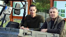 Jiří Maliňák, místopředseda spolku Život na Dyleň, a jeho syn Jan jedou... Jiří Maliňák, místopředseda spolku Život na Dyleň, a jeho syn Jan jedou...