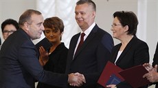 Nová polská premiérka Ewa Kopaczová si tese rukou s novým ministrem zahranií...