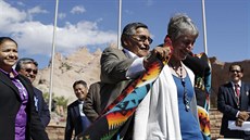 Prezident kmene Navaho Ben Shelly dává deku na ramena ministryn vnitra USA...