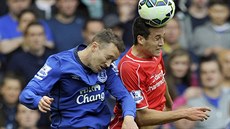 HLAVIKOVÝ SOUBOJ. Javier Manquillo z Liverpoolu (vpravo) a Aiden McGeady z...