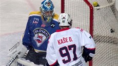 Chomutovský David Kaše (vpravo) přihlíží gólu svého týmu do branky ústeckého... Chomutovský David Kaše (vpravo) přihlíží gólu svého týmu do branky ústeckého...