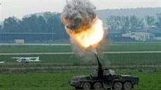 Houfnice DANA pálí během zteče mechanizované jednotky na Dnech NATO v Ostravě Houfnice DANA pálí během zteče mechanizované jednotky na Dnech NATO v Ostravě