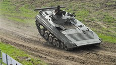 Bojové vozidlo pěchoty brzdí během ukázky na Dnech NATO v Ostravě Bojové vozidlo pěchoty brzdí během ukázky na Dnech NATO v Ostravě
