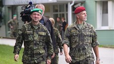 Armádní generál Petr Pavel (vpravo) pi prohlídce areálu Centra biologické...