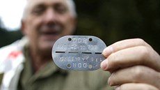 Nyní 65letý Hans-Georg Tiede ukazuje svou originální vojenskou známku z...