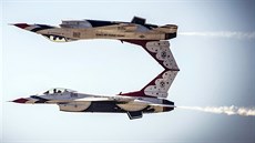 MANÉVRY. Piloti amerického letectva trénují na přehlídku Gunfighter Skies v... MANÉVRY. Piloti amerického letectva trénují na přehlídku Gunfighter Skies v...