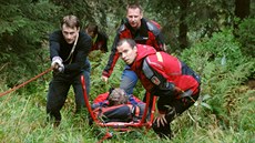 Horští záchranáři vynášejí na rakouském vozíku u Bílé Opavy v Jeseníkách... Horští záchranáři vynášejí na rakouském vozíku u Bílé Opavy v Jeseníkách...