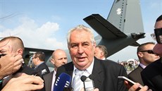 Prezident Miloš Zeman na návštěvě Dnů NATO na letišti v Mošnově. (21. září 2014) Prezident Miloš Zeman na návštěvě Dnů NATO na letišti v Mošnově. (21. září 2014)