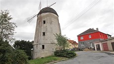Vtrný mlýn je v Tebíi od roku 1836. Mlel kru k výrob tísla pro koeluhy.