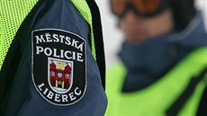 V zimě liberečtí strážníci umravňují například i neukázněné lyžaře. V zimě liberečtí strážníci umravňují například i neukázněné lyžaře.