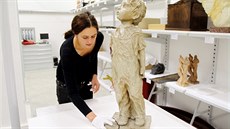 LIDICKÝ CHLAPEC. Kurátorka Lidické galerie Lubomíra Hédlová sochu opatruje v... LIDICKÝ CHLAPEC. Kurátorka Lidické galerie Lubomíra Hédlová sochu opatruje v...