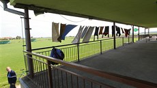 Věci z vytopené šatny se ještě v pondělí odpoledne sušily na šňůře. Věci z vytopené šatny se ještě v pondělí odpoledne sušily na šňůře.