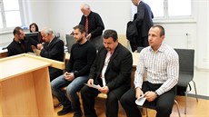 Na snímku jsou (zleva) Ivan Padělek, jeho otec a další poradci – Lukáš Klapka,... Na snímku jsou (zleva) Ivan Padělek, jeho otec a další poradci – Lukáš Klapka,...