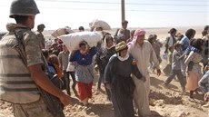 Turecko otevelo své hranice kurdským uprchlíkm, jejich vesnice v Sýrii