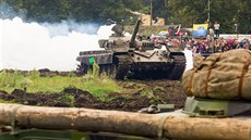 Velkou pozornost poutala jízda tanku, který se následně vyřádil na vraku auta. Velkou pozornost poutala jízda tanku, který se následně vyřádil na vraku auta.