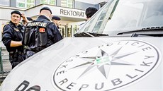 Příjezd policistů před budovy Univerzity Pardubice, v nichž nahlásil anonymní... Příjezd policistů před budovy Univerzity Pardubice, v nichž nahlásil anonymní...