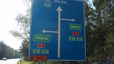 Velká smrová tabule na silnici od Havlíkova Brodu smuje idie doleva na...