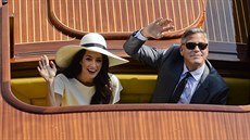 Novomanelé Clooney a Alamuddinová mávali fanoukm, kteí obsadili benátské...