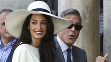 George Clooney a Amal Alamuddinová pi píchodu na radnici v Benátkách, kde...