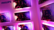 Plnobarevné osvětlení okolí televizoru Ambilight, rozšiřující vjem obrazu, je... Plnobarevné osvětlení okolí televizoru Ambilight, rozšiřující vjem obrazu, je...