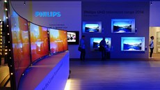 Prohnutý televizor má i Philips, na rozdíl od Samsungu a LG mu nepisuzuje...