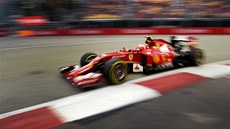 RYCHLOST. Kimi Räikkönen v kvalifikaci na Velkou cenu Singapuru. 