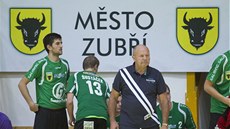 Trenér Jiří Kekrt na střídačce Zubří. Trenér Jiří Kekrt na střídačce Zubří.