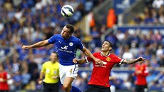 MÍ VE VZDUCHU. Danny Drinkwater z Leicesteru hlavikuje, dole eká Angel Di