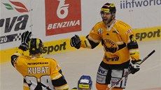 Litvínovští Karel Kubát a Peter Jánský slaví gól proti Kometě Brno. Litvínovští Karel Kubát a Peter Jánský slaví gól proti Kometě Brno.