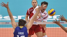 Polský volejbalista Michal Winiarski útoí ve finále MS pes Brazilce Lucase. 