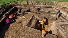 Archeologové z hradecké univerzity zkoumají významný pravěký rondel v... Archeologové z hradecké univerzity zkoumají významný pravěký rondel v...