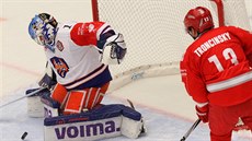 Třinecký Marek Trončinský se snaží překonat Dominika Hrachovinu v brance... Třinecký Marek Trončinský se snaží překonat Dominika Hrachovinu v brance...