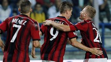 Fernando Torres (uprosted) slaví svj první gól v dresu AC Milán se spoluhrái...