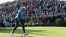 Golfista Ian Poulter z týmu Evropy sledovaný početným zástupem diváků. Golfista Ian Poulter z týmu Evropy sledovaný početným zástupem diváků.