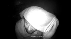 Přestože se lupič snažil co nejvíc maskovat, bezpečnostní kamera ve stánku... Přestože se lupič snažil co nejvíc maskovat, bezpečnostní kamera ve stánku...