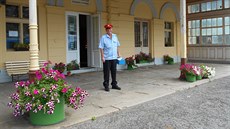 Výpravčí Dušan Kondr před nádražní budovou v Dasnicích. Výpravčí Dušan Kondr před nádražní budovou v Dasnicích.