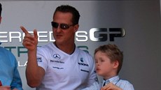 Michael Schumacher se svým synem Mickem na fotografii z roku 2010.