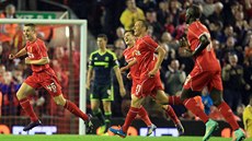 Fotbalisté Liverpoolu slaví trefu Jordana Rossitera (vlevo) proti Middlesbrough. Fotbalisté Liverpoolu slaví trefu Jordana Rossitera (vlevo) proti Middlesbrough.
