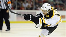 Ville Leino z Bostonu pálí na branku Detroitu.