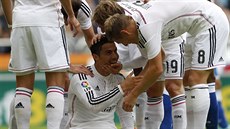 VÝBORN, KLUKU. Cristiano Ronaldo (uprosted) pijímá gratulace od spoluhrá z...