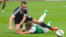 Budějovický Jan Vošahlík (v černém) fauluje Filipa Nováka z Jablonce. Budějovický Jan Vošahlík (v černém) fauluje Filipa Nováka z Jablonce.