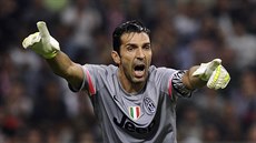 Branká Juventusu Gianluigi Buffon v utkání s AC Milán