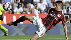 Fernando Torres z AC Milán bojuje o balón v duelu proti Cesen.