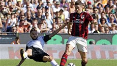 Útoník AC Milán Fernando Torres (vpravo) bojuje o mí s Francescem Renzettim z...