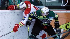 BOJ U MANTINELU. Mladý obránce Slavie Ronald Knot (vlevo) a Sebastián Gorčík z... BOJ U MANTINELU. Mladý obránce Slavie Ronald Knot (vlevo) a Sebastián Gorčík z...